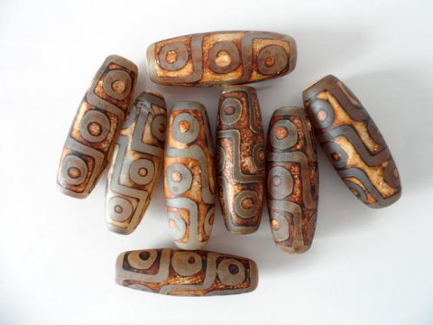 天珠是什么材質(zhì)的才是真的天珠,由含瑪瑙的沉積巖打磨而成