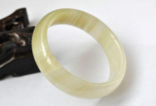 新疆藍田玉手鐲市場什么價（藍田玉是哪里產的）