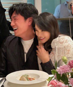 伊能靜比秦昊大幾歲呢，大10歲2個月