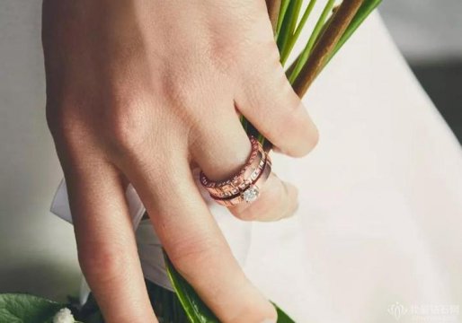 女生右手無名指戴戒指的含義（女生無名指戴戒指代表什么）